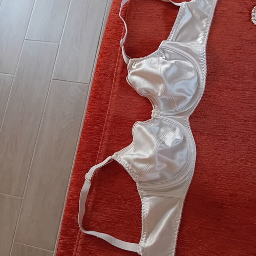 Triumph bra size 80C beige like new