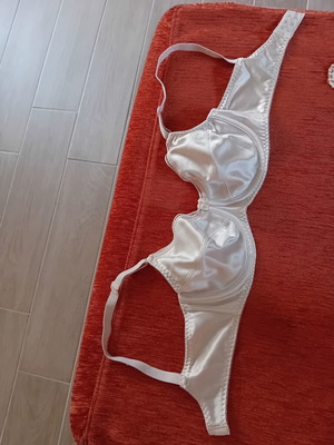 Triumph bra size 80C beige like new