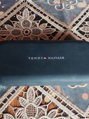 Tommy Hilfiger σκληρή θήκη γυαλιών μεταχειρισμένη, σκούρο μπλε με πανάκι
