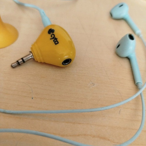 Smart headphone splitter used with suction cup for two users