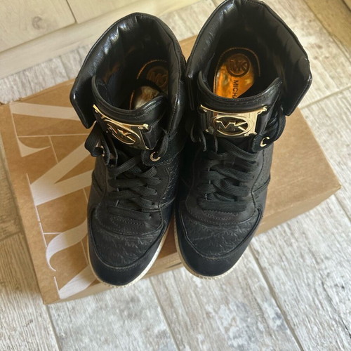 Michael Kors women's shoes in very poor condition