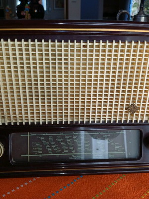 Ραδιόφωνο αντίκα TELEFUNKEN μεταχειρισμένο, δεκαετία 1950, μη λειτουργικό