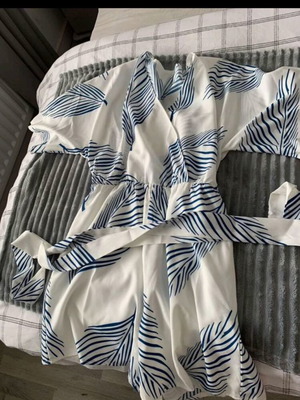 Short white one-piece with blue leaves new, size S