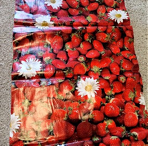 Τραπεζομάντιλο με φράουλες μεσαίου μεγέθους