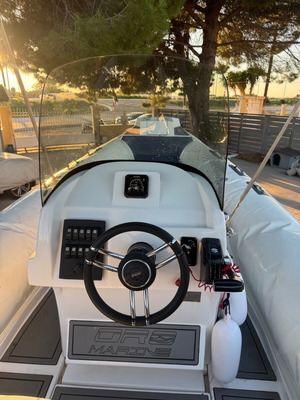 Φουσκωτό σκάφος σαν καινούργιο, 8 μ, 225 HP, τετράχρονος εξωλέμβιος