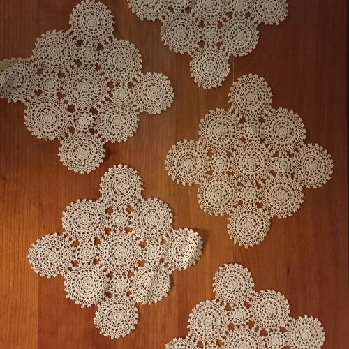 Handmade napkins used, one rectangular and six square