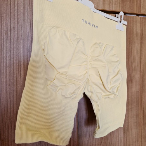 Thrivin Elevate Sculpting High Waist Scrunch Shorts new, butter color, size L
