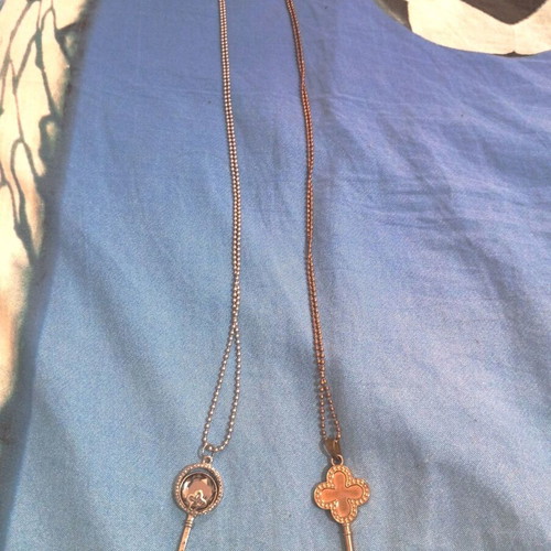 Key pendants set with long chains like new, silver and gold tone