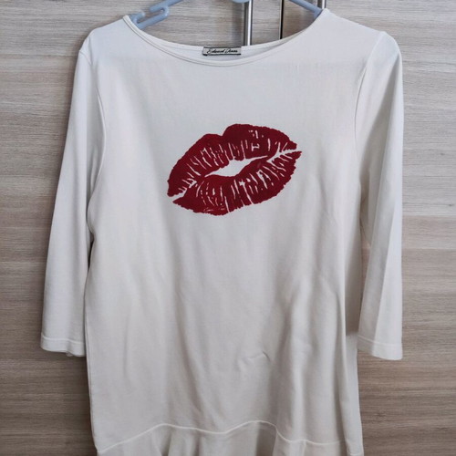 Edward Jeans blouse 3/4 sleeve like new, white with red lips