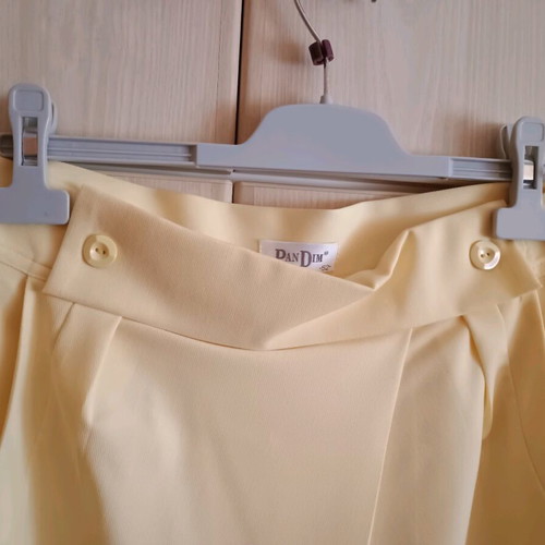 Skirt new, yellow, size 52 with pockets