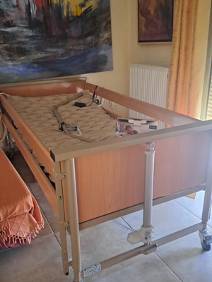 Ηλεκτρικό νοσοκομειακό κρεβάτι με στρώμα κατάκλισης και αεραντλία, 2 ετών, άριστο