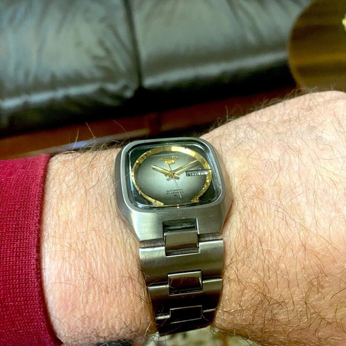 Seiko 5 automatic watch like new, square TV shape case