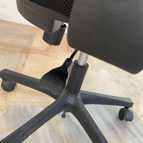 Office chair like new with minor height adjustment issue
