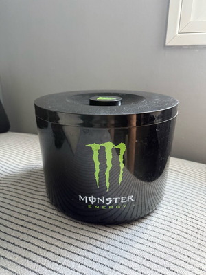 Κουτί ψύξης Monster Energy μεταχειρισμένο με δύο σπασίματα