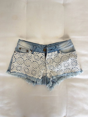 Allure denim shorts like new, XS, embroidered daisies