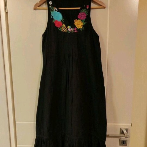 Cotton dress like new, comfortable, airy, with colorful embroidered decoration, size Medium