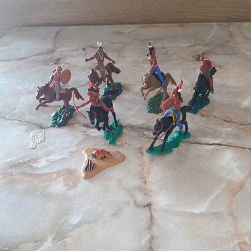 Plasty set of 6 Indian horsemen figures and 1 campfire