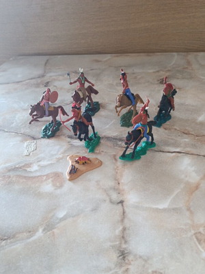 Plasty set of 6 Indian horsemen figures and 1 campfire