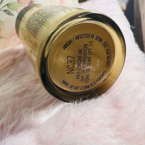 Mac make up 30 ml like new in shade NC37