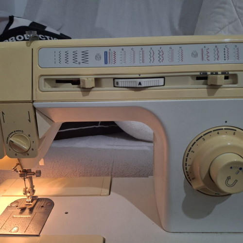 Singer vintage sewing machine used, works normally