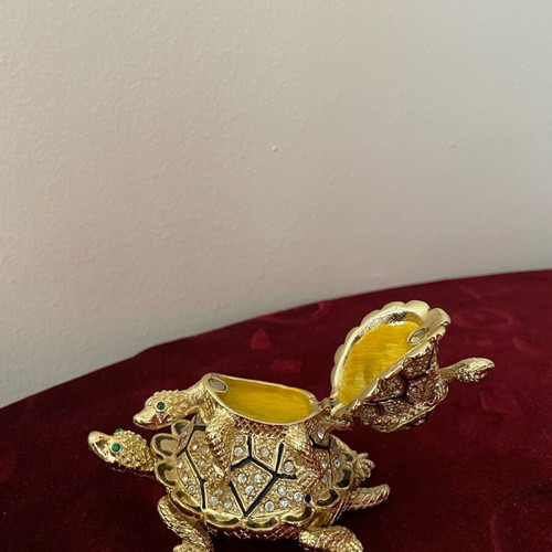 Decorative jewelry box used with turtles and rhinestones