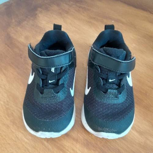 Nike kids shoes No.22 black like new