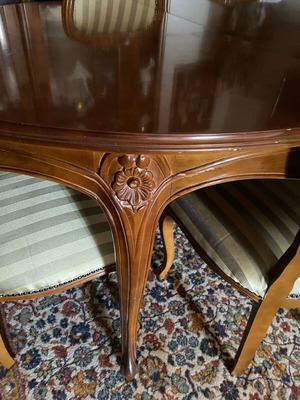 Dining table like new with 6 chairs