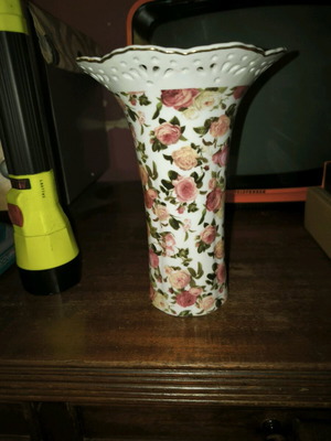 Πορσελάνινο βάζο Limoges Royal Porcelain σαν καινούργιο με θέμα λουλούδια 20 εκ.