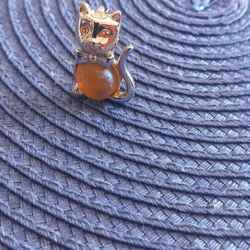 Cat brooch with rhinestones