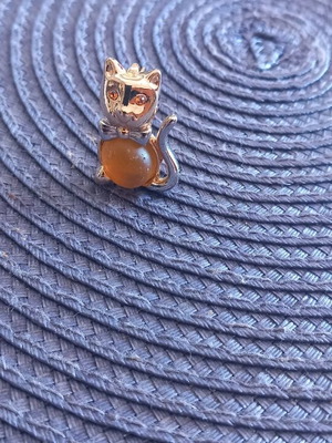 Cat brooch with rhinestones