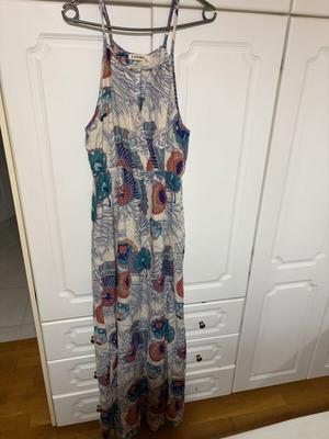 Floral maxi dress like new, white and colorful