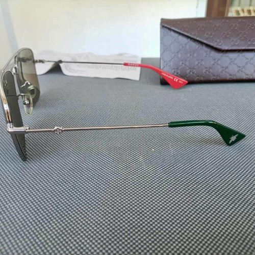 Gucci sunglasses like new, silver mirror lenses with green and red details