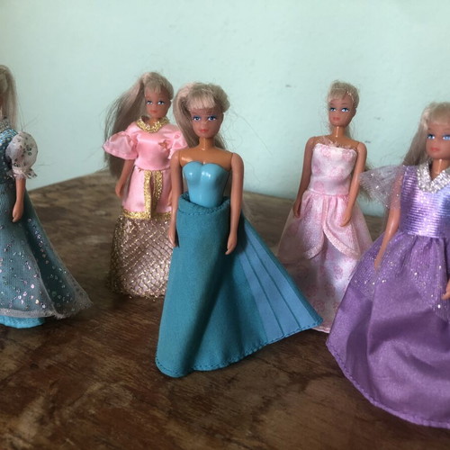 Vintage small fashion dolls like new, set of 5 with rubber heads