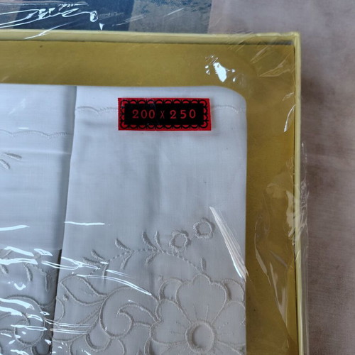 Peiraiki Patraiki bed sheet set new, includes one extra sheet
