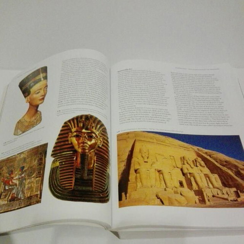 A World History of Art book like new