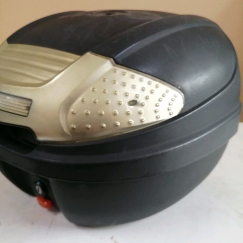 Motorcycle top case used with rack and keys