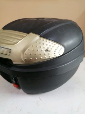 Motorcycle top case used with rack and keys