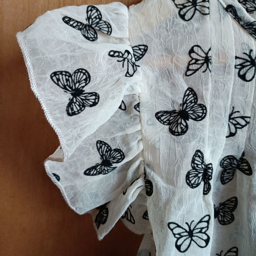 Vintage chic blouse with butterflies and ruffles size M like new