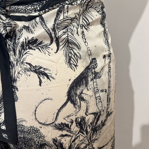 Satin skirt like new, black and white, one size