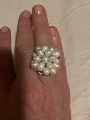 Ring with cultured pearls like new