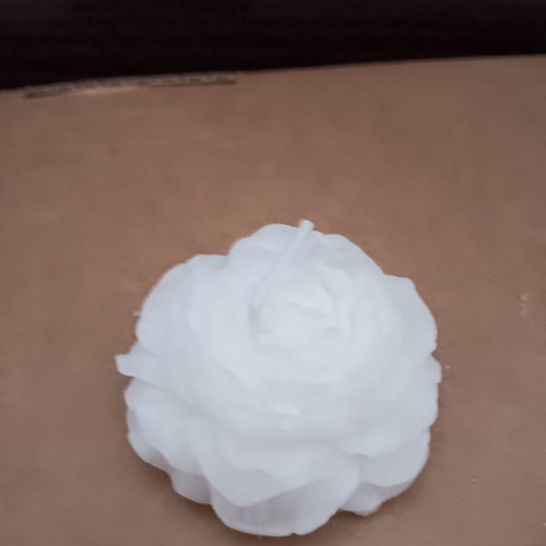 Rose-shaped candle set of 3 like new