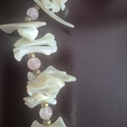 Necklace with real shells used, beige