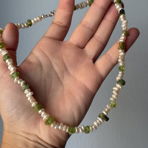 Pearl necklace with peridot and silver925 clasp like new
