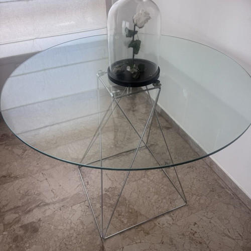 Round glass dining table used with silver detailing 100x76