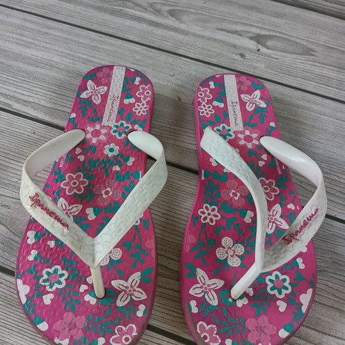Ipanema Brasil flip flops size 33.5, pink floral