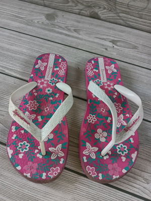 Ipanema Brasil flip flops size 33.5, pink floral
