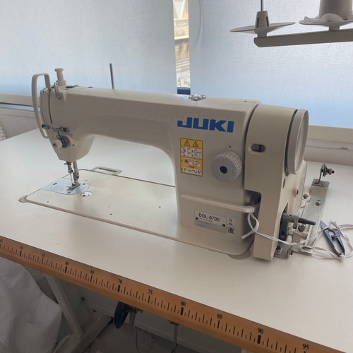 JUKI DDL-8700 Monoveline Sewing Machine like new, direct-drive motor