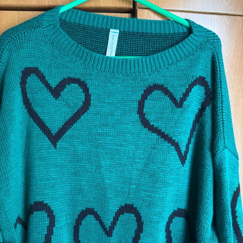 Knitted green sweater with black hearts new