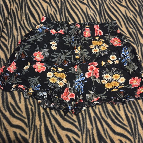 Ale floral shorts size S like new, black multicolor