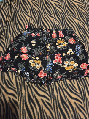 Ale floral shorts size S like new, black multicolor